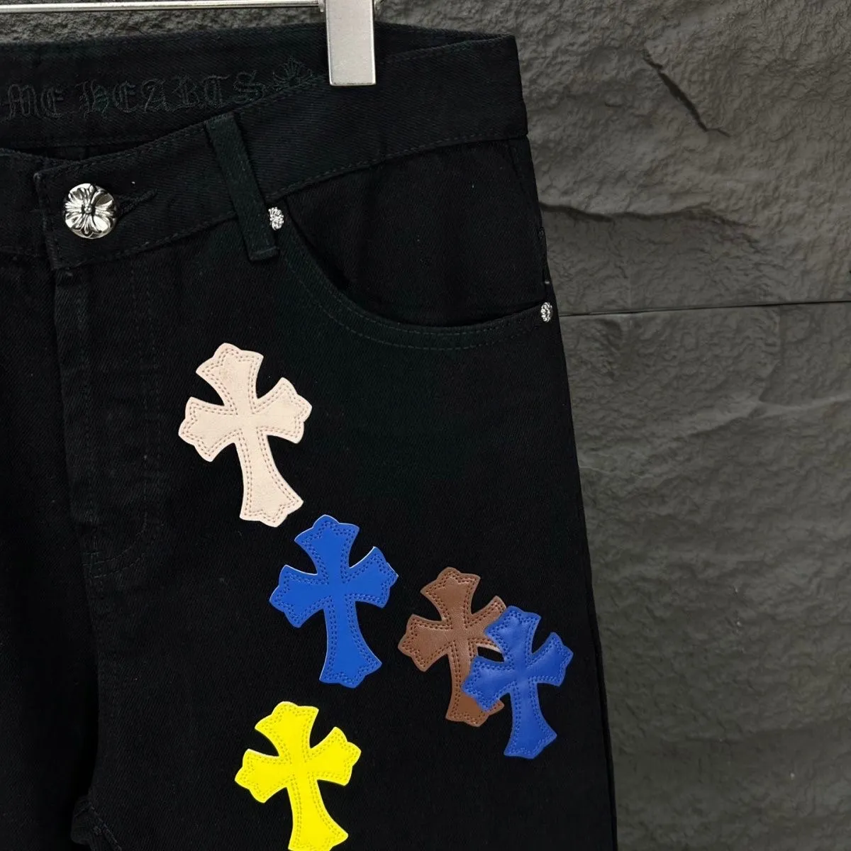 P280 💰 (Top version) Chrome hearts & Chrome hearts High-end Chrome hearts flame color leather cross patchwork leather jeans Original hardware accessories washed and other elevators, QR code analysis are all purchased from the original factory, high degree of restoration, you are welcome to compare the products ~ Three-dimensional version Loose and comfortable, not flattering, taller and slimmer Dachang Seiko Original factory quality control Same style for men and women Can be matched with couples Versatile recommendation Necessary jeans for all seasons Hipsters have been disappointed From the quality selection of fabrics, the tailoring of details, and the matching of patterns, everything is impeccable! The upper body is so handsome when worn...it can be easily worn by men, women and children! The craftsmanship is made of heavy-duty washed pure cotton denim fabric. After washing, it is soft and thick and looks very stylish when worn. Color: black Size: 28, 30, 32, 34, 36 (S-XXL)